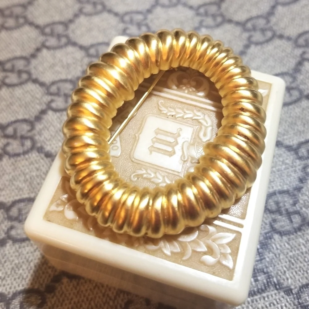 Vintage Designer ESSEX Classic Golden Oval Brooch